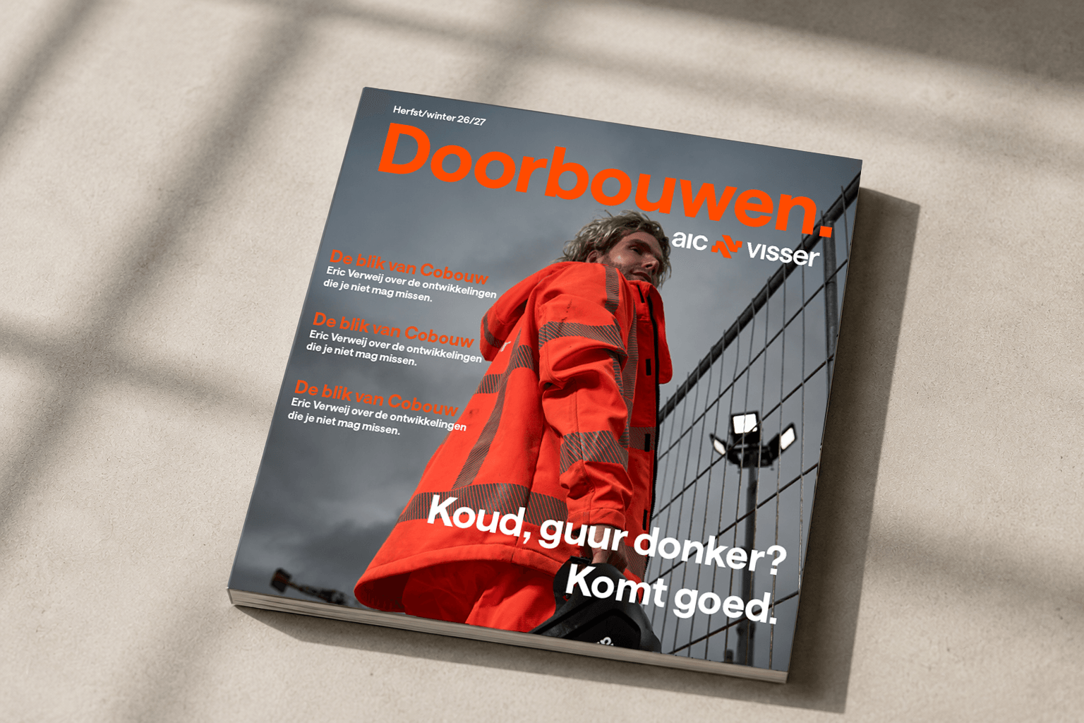The cover of Doorbouwen for autumn and winter 26/27, the hi-vis portrait running under the masthead