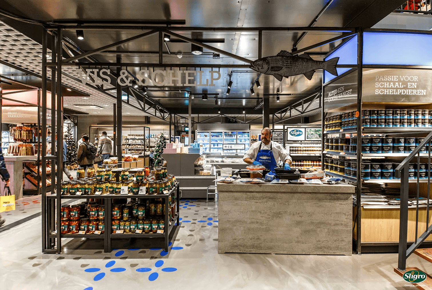 The fish and shellfish counter inside a Sligro wholesale store, a fishmonger at work beneath a ‘Vis & Schelp’ sign
